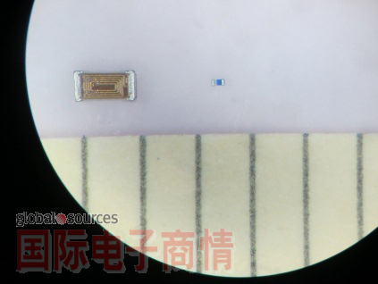 村田制作所(Murata)的標(biāo)準(zhǔn)電感(regular inductor , 尺寸1.0×0.5mmm)。右圖是薄膜電感，尺寸僅0.25×0.125mm。